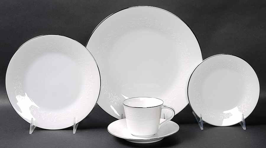 Reina (#6450Q) 5 Piece Place Setting by Noritake-1