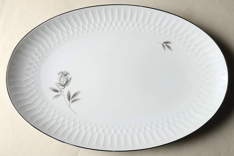 Reyrosa 16" Oval Serving Platter by Noritake-1