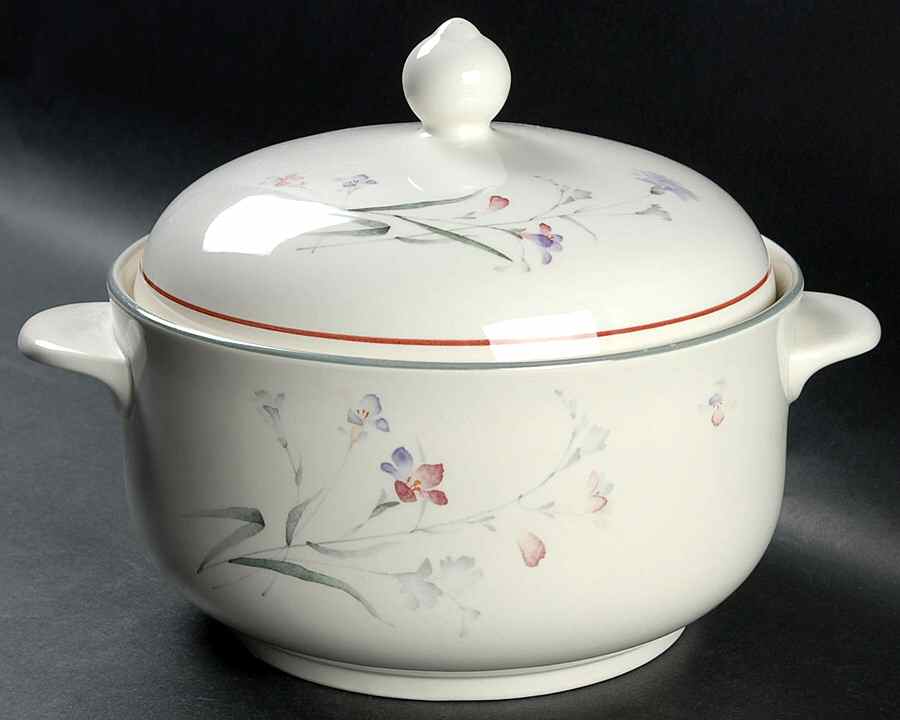 River Oaks 2 Qt Round Covered Casserole by Noritake-1