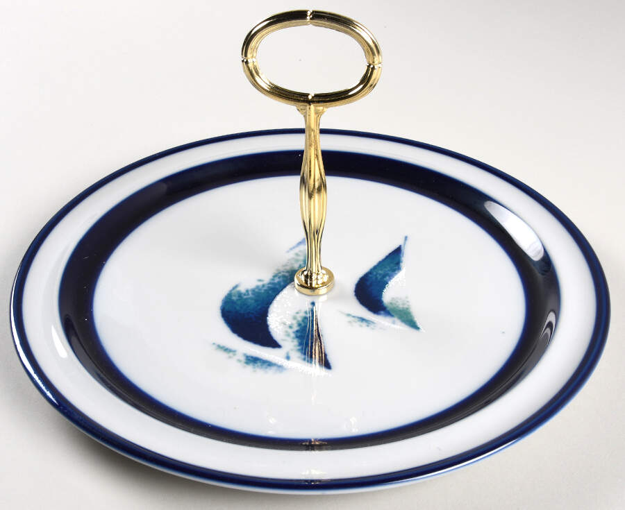 Running Free Round Serving Plate with Center Handle (Dp) Hc by Noritake-1