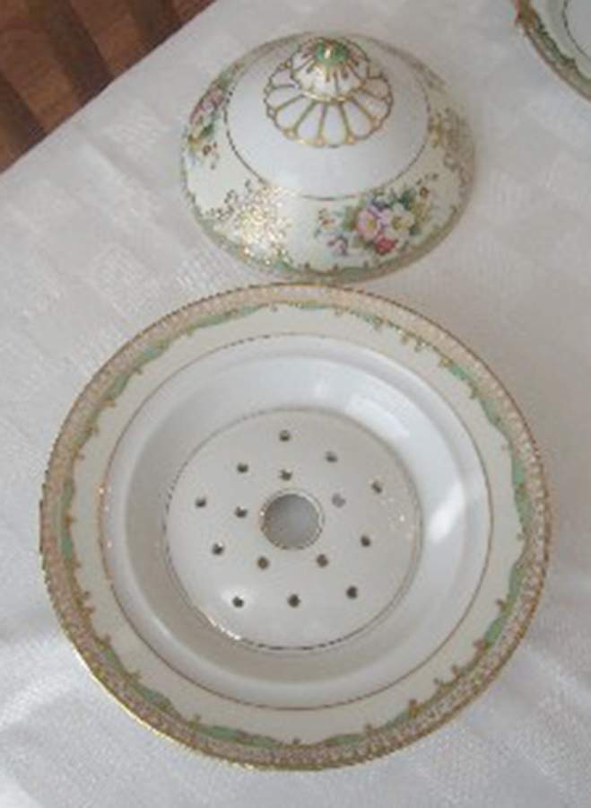 Sabina Round Covered Butter with Strainer by Noritake-1