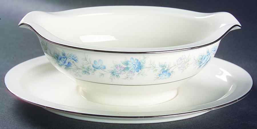 Splendor Gravy Boat with Attached Underplate by Noritake-1