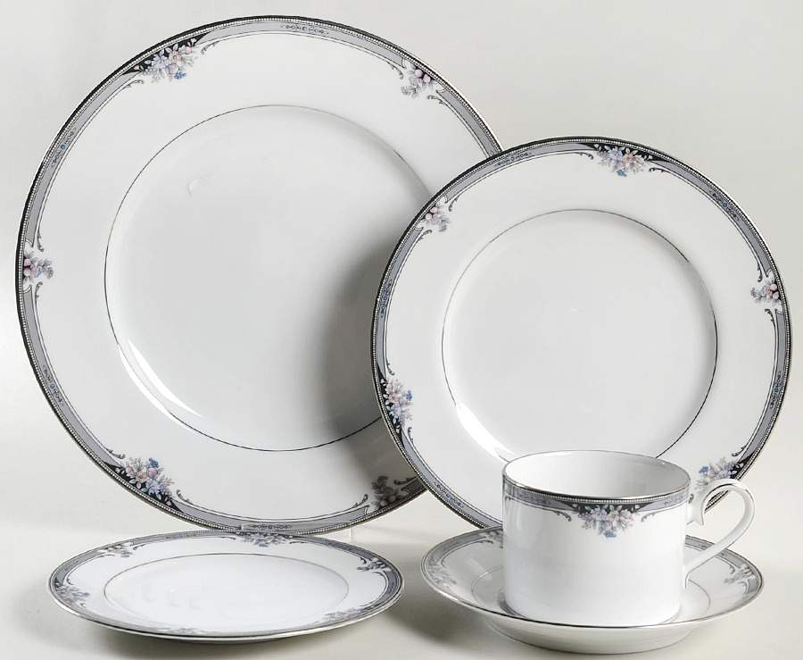 Squirewood 40 Piece Estate Set by Noritake-1