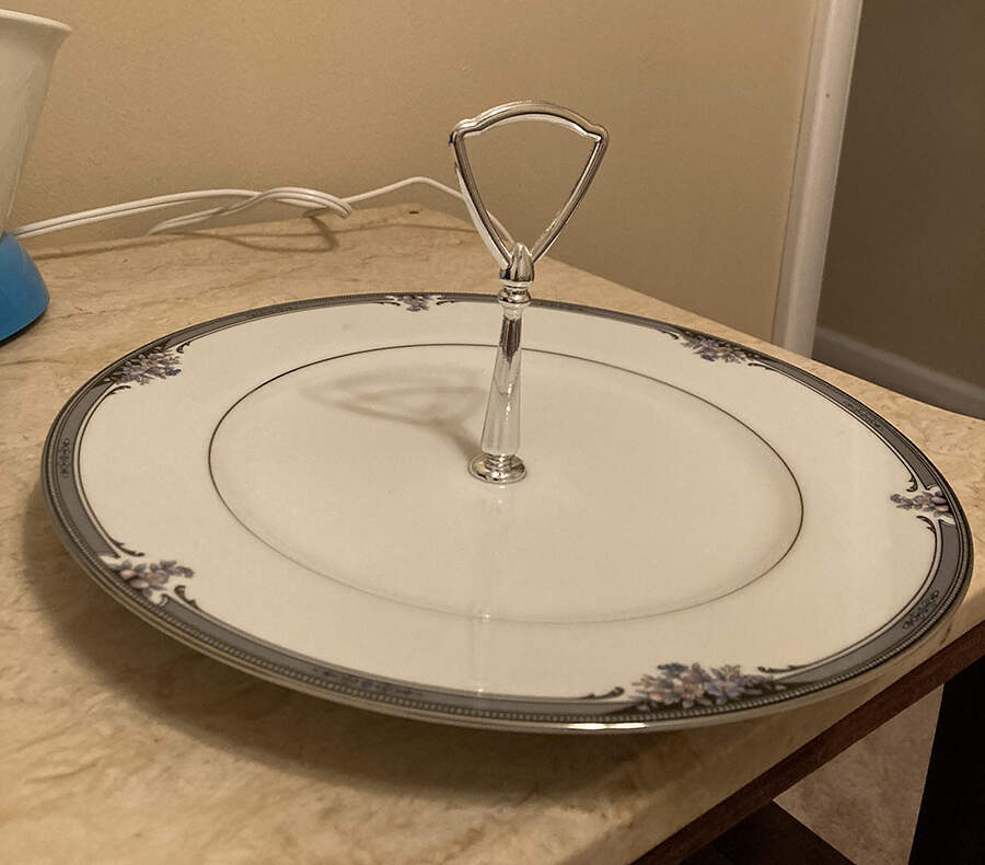Squirewood Round Serving Plate with Handle (DP) by Noritake-1