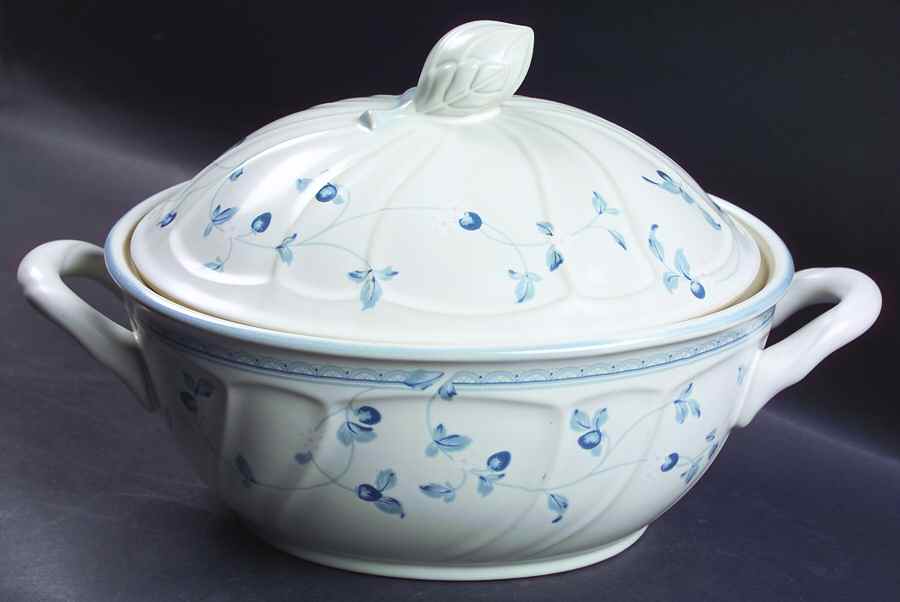 Strawberry Delight 2 Quart Oval Covered Casserole by Noritake-1