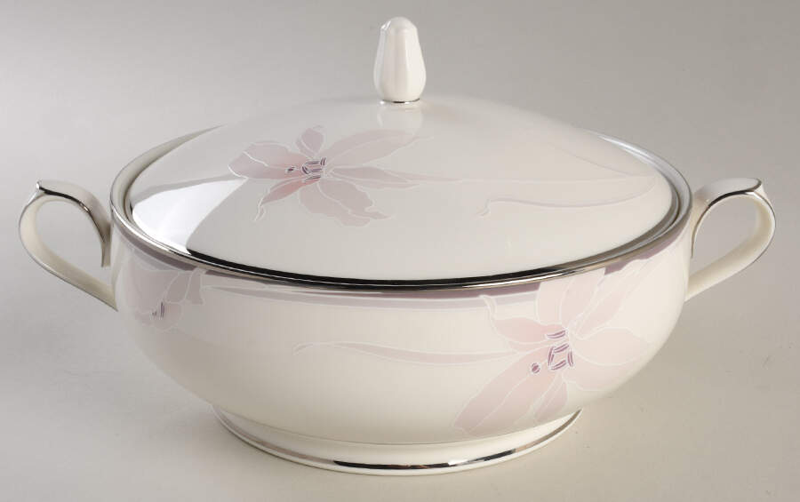 Suddenly Round Covered Vegetable by Noritake-1
