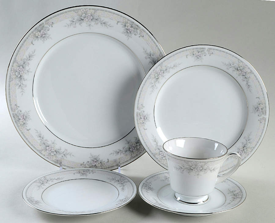 Sweet Leilani 40 Piece Estate Set by Noritake-1