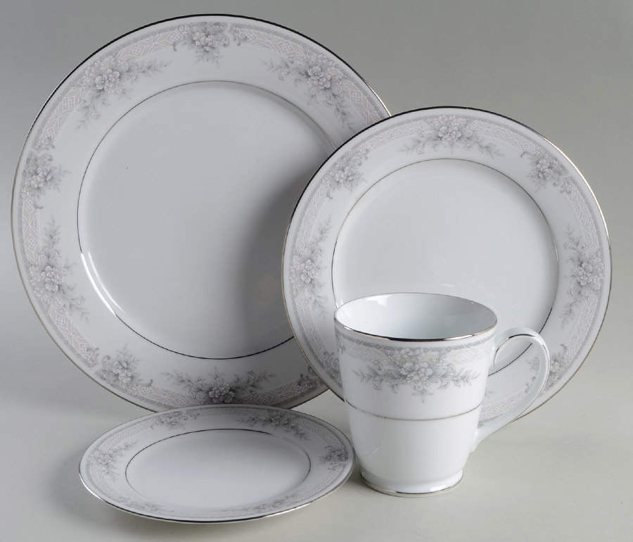 Sweet Leilani 32 Piece Estate Set by Noritake-1