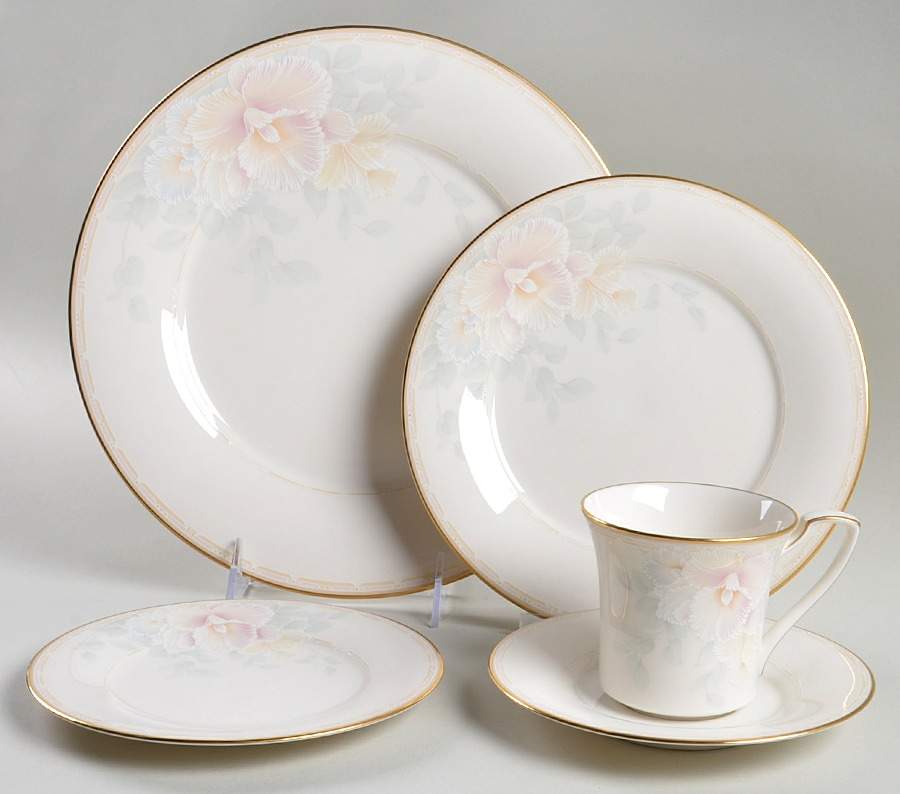 Sweet Surprise 40 Piece Estate Set by Noritake-1