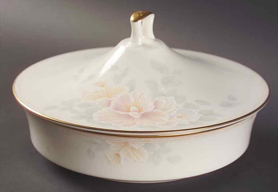 Sweet Surprise Round Covered Vegetable by Noritake-1