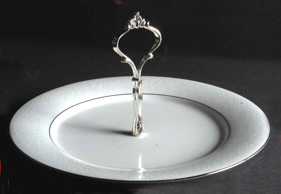 Tahoe Round Serving Plate with Handle (DP) by Noritake-1