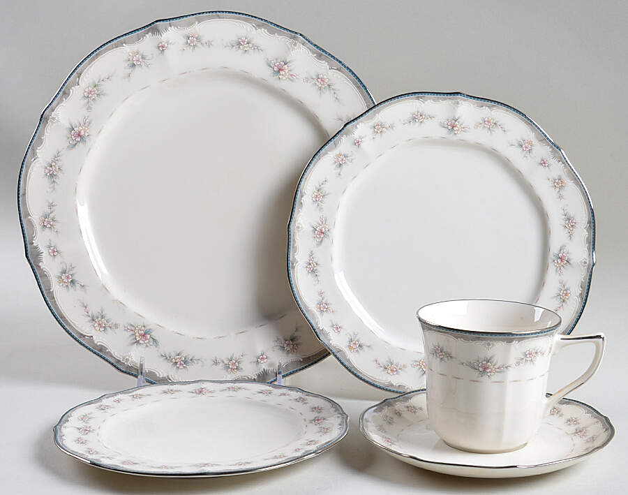 Traviata 40 Piece Estate Set by Noritake-1