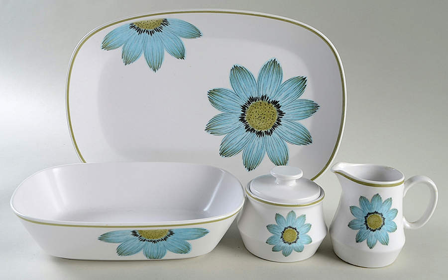 Up-Sa Daisy 5 Piece Hostess Set by Noritake-1