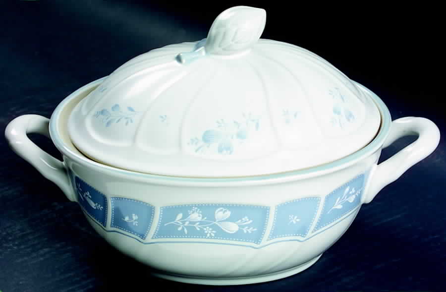 Victory Blue 2 Quart Oval Covered Casserole by Noritake-1