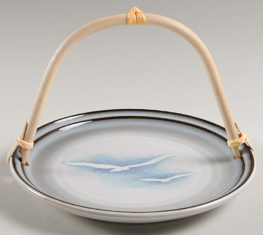 Wayfarer 5 3/8"-5 5/8" Bamboo Handled Serving Plate  HC by Noritake-1