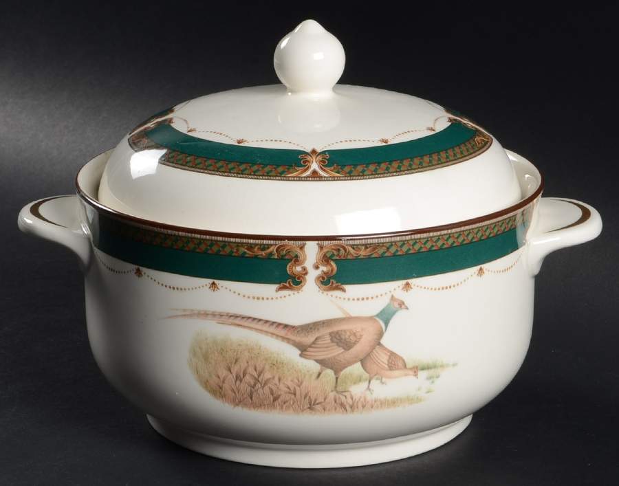 Wicklow Green 2 Qt Round Covered Casserole by Noritake-1