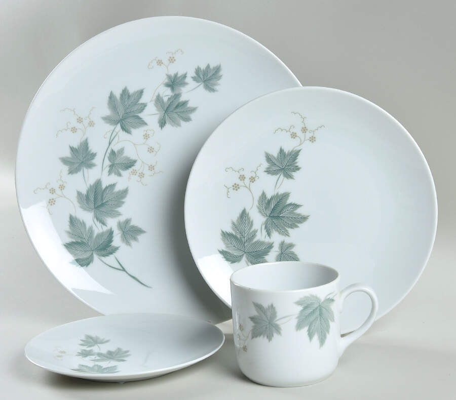 Wild Ivy 32 Piece Estate Set by Noritake-1