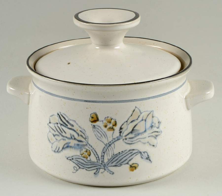 Winterrose 1.25 Qt Round Covered Casserole by Noritake-1