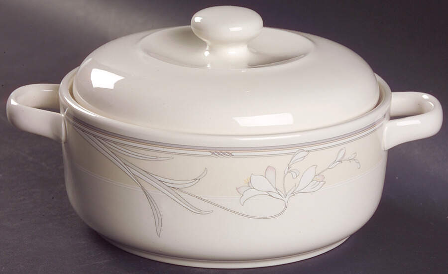 Winter Park 1.25 Qt Round Covered Casserole by Noritake-1