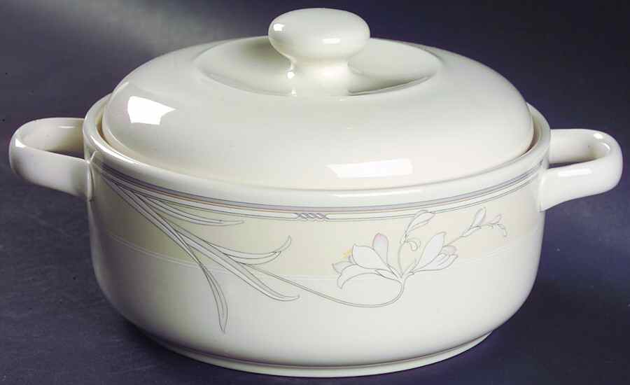 Winter Park 1.25 Qt Round Covered Casserole by Noritake-1