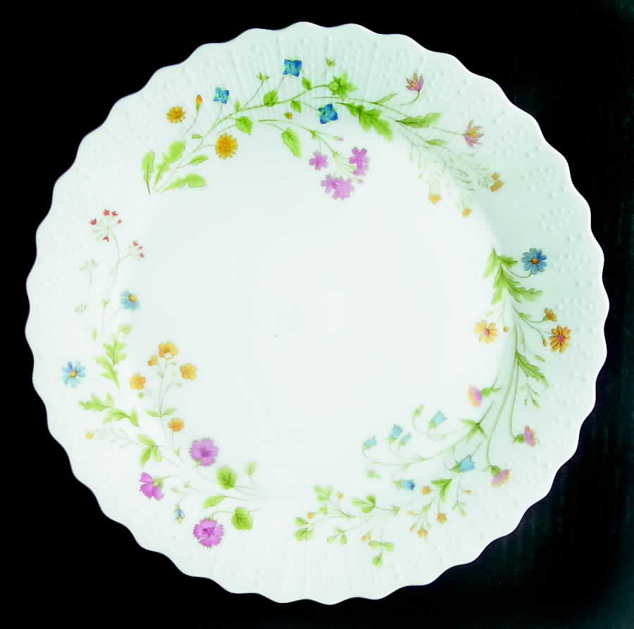 Petite Fleur Dinner Plate by Nichinan-1