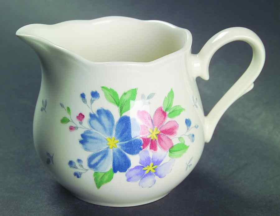 Dauphine Creamer by Nikko-1