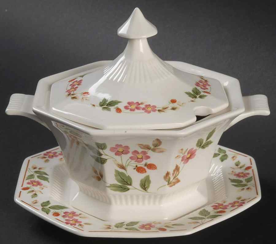 Evergreen Sauce Boat & Lid with Underplate by Nikko-1
