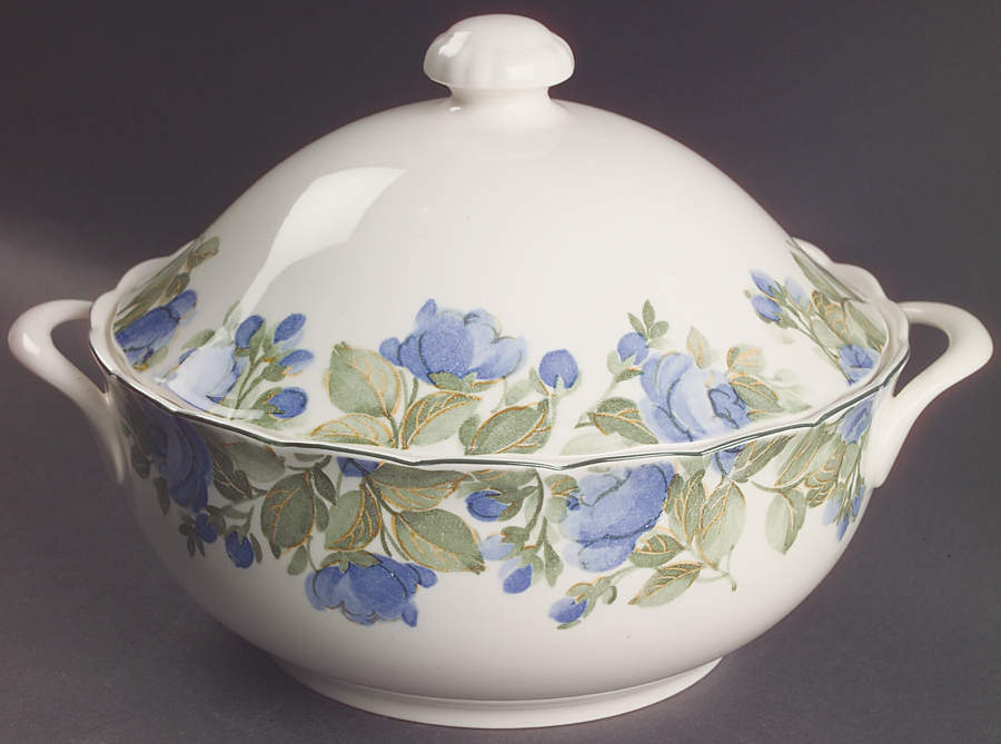 Flirtatious 2.75 Qt Round Covered Casserole by Nikko-1