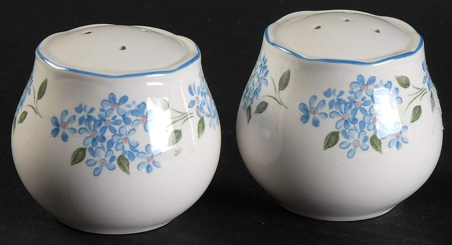French Twist Salt & Pepper Set by Nikko-1