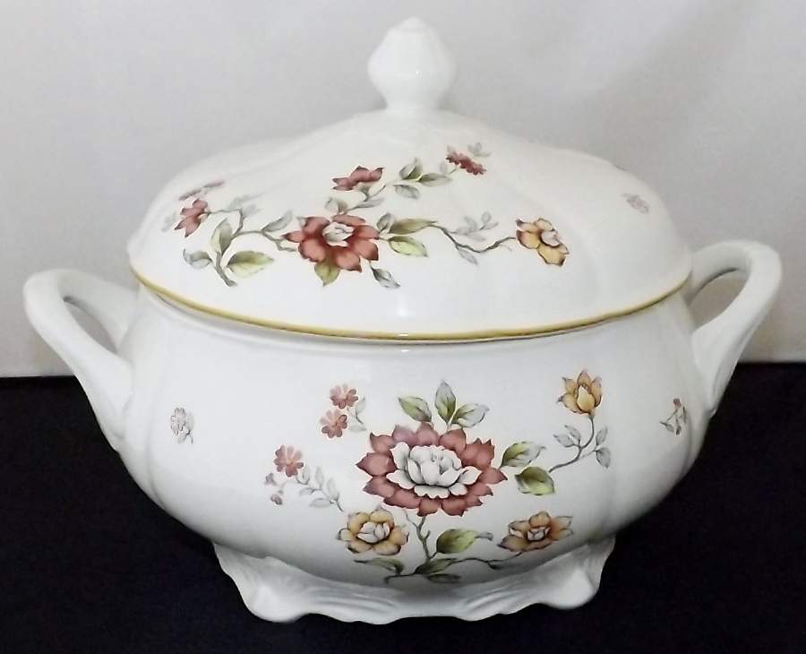 Lotus (030, China Supreme) 2.5 Qt Round Covered Casserole by Nikko-1