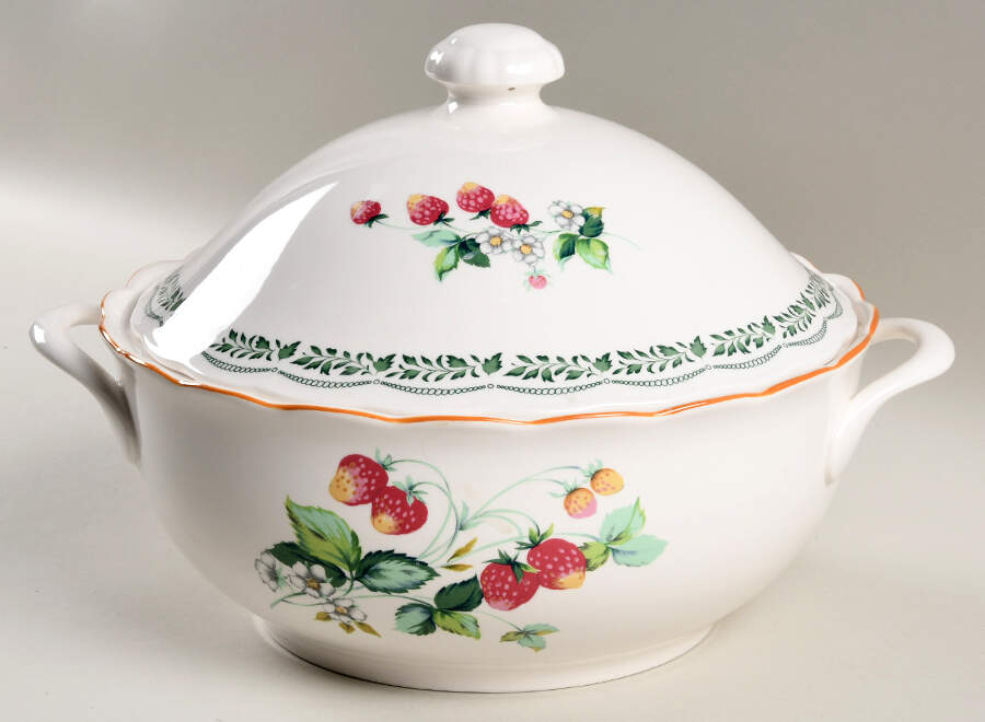 Medley 2.75 Qt Round Covered Casserole by Nikko-1