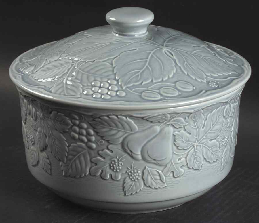 Woodbury Blue 2.5 Qt Round Covered Casserole by Nikko-1