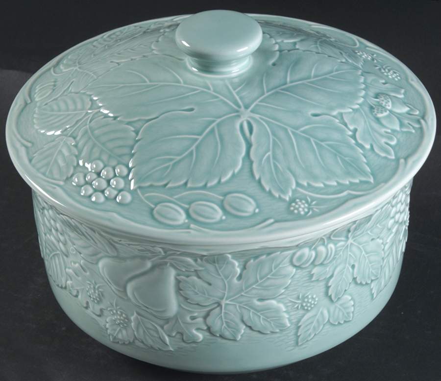 Woodbury Green 2.5 Qt Round Covered Casserole by Nikko-1