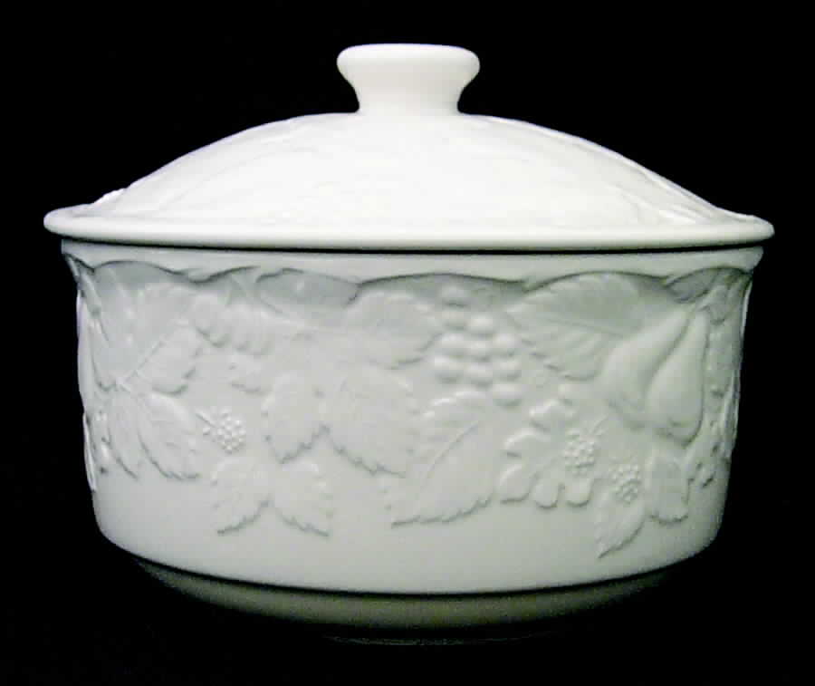 Woodbury White 2.5 Qt Round Covered Casserole by Nikko-1