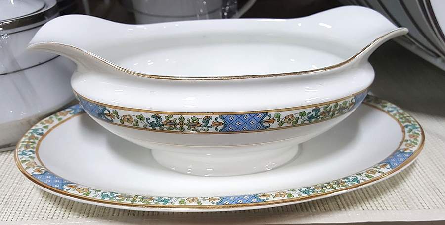 N1032 Gravy Boat with Attached Underplate by Noritake-1