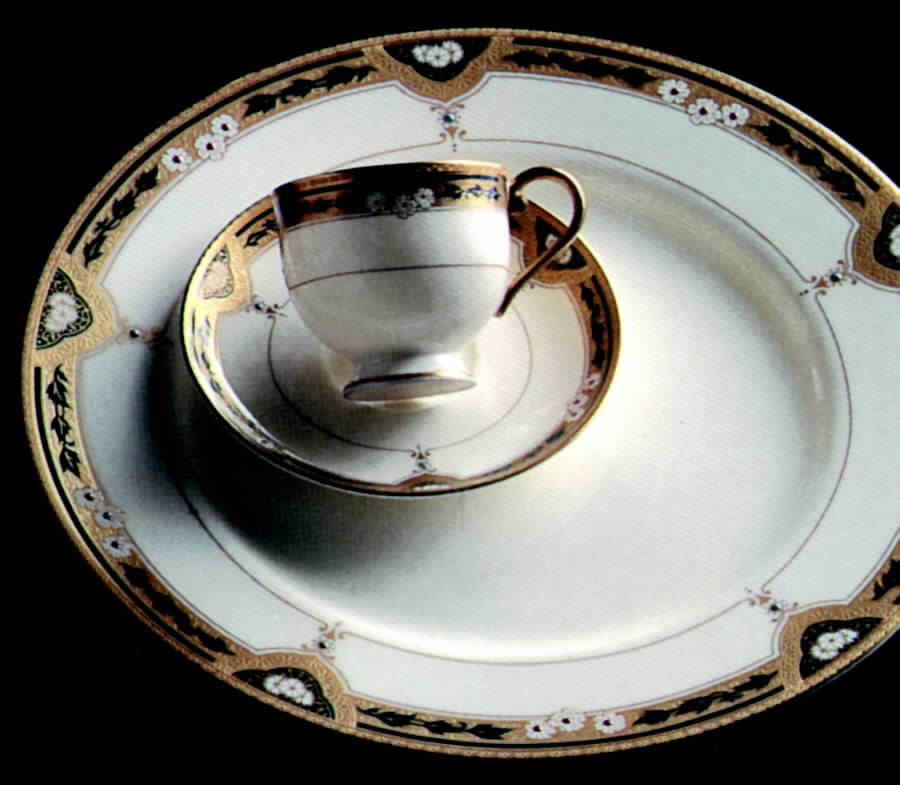 Herencia Dinner Plate by Narumi-1