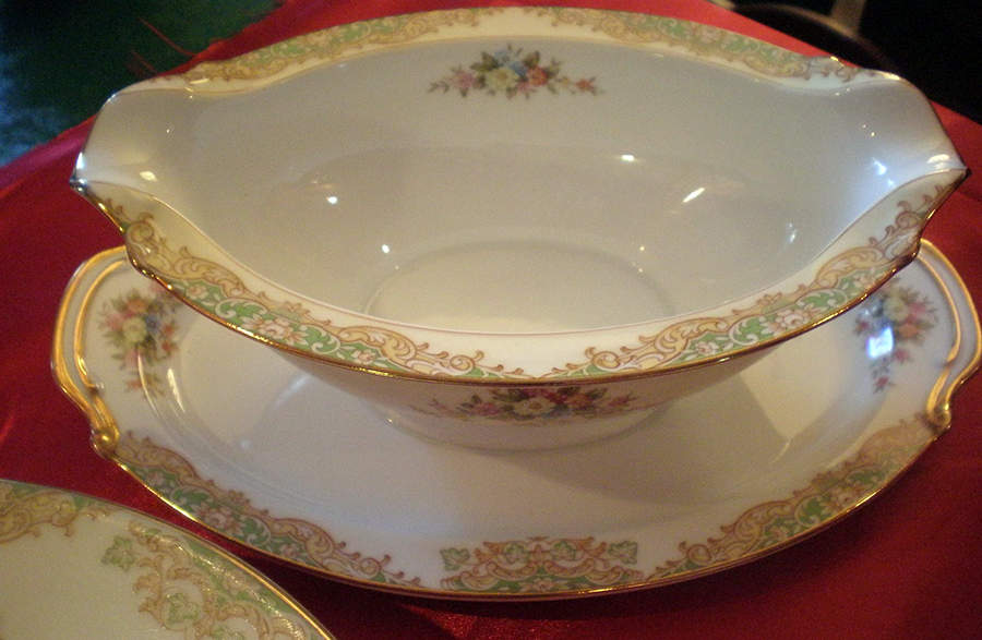 N1584 Gravy Boat with Attached Underplate by Noritake-1