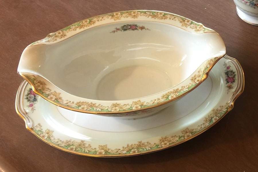 N1915 Gravy Boat with Attached Underplate by Noritake-1