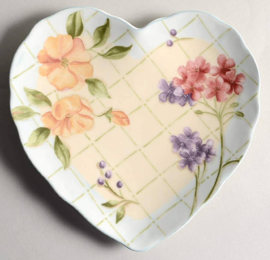 Garden Trellis Heart Shaped Dish by Noble Excellence-1