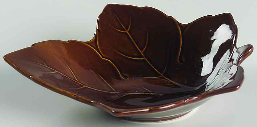 Woodbury Cinnamon 3" Leaf Dish by Nikko-1