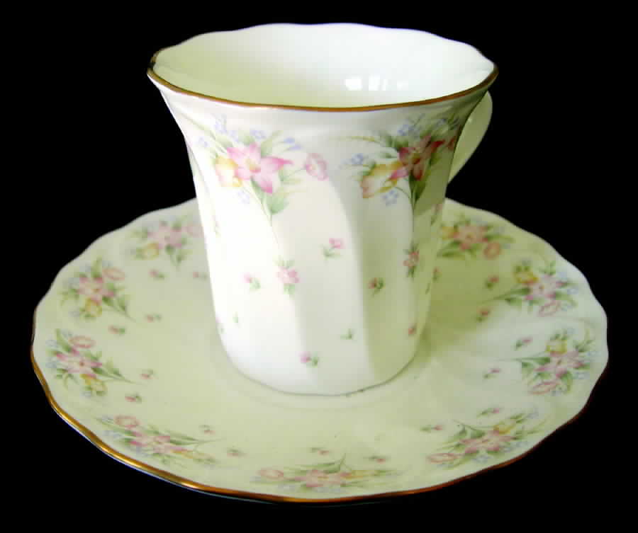 NAR72 Flat Cup & Saucer Set by Narumi-1