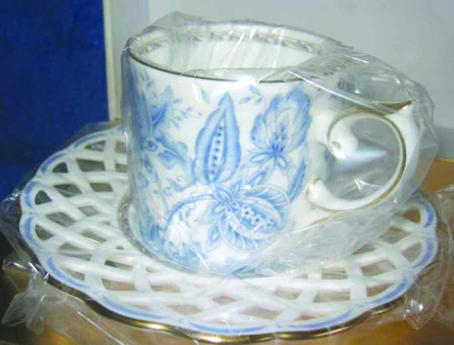 8694 Flat Cup & Saucer Set by Narumi-1