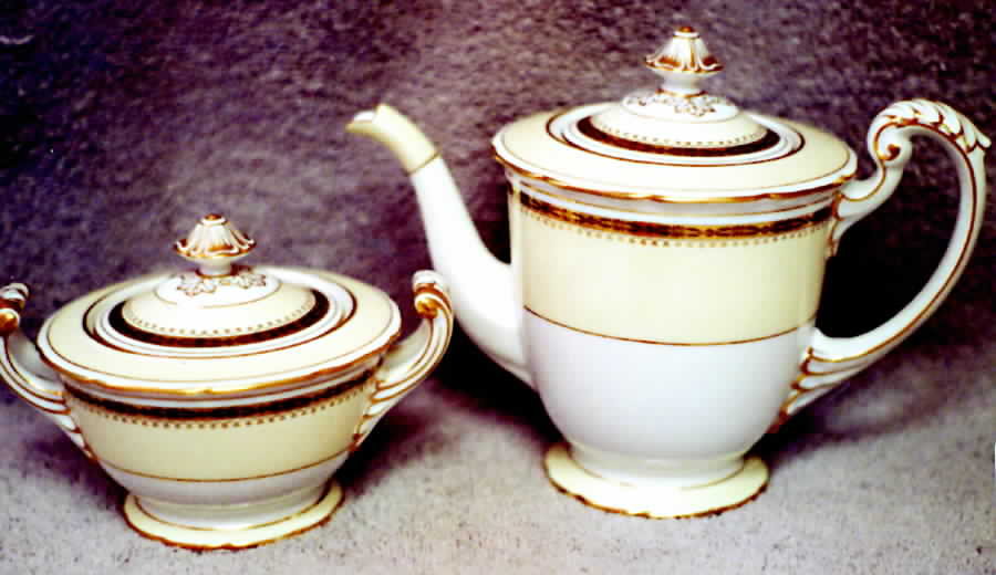 Garfield (Scalloped) Sugar Bowl & Lid by Noritake-1