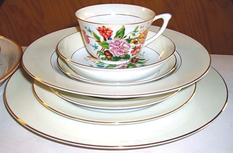 NAR94 Flat Cup & Saucer Set by Narumi-1