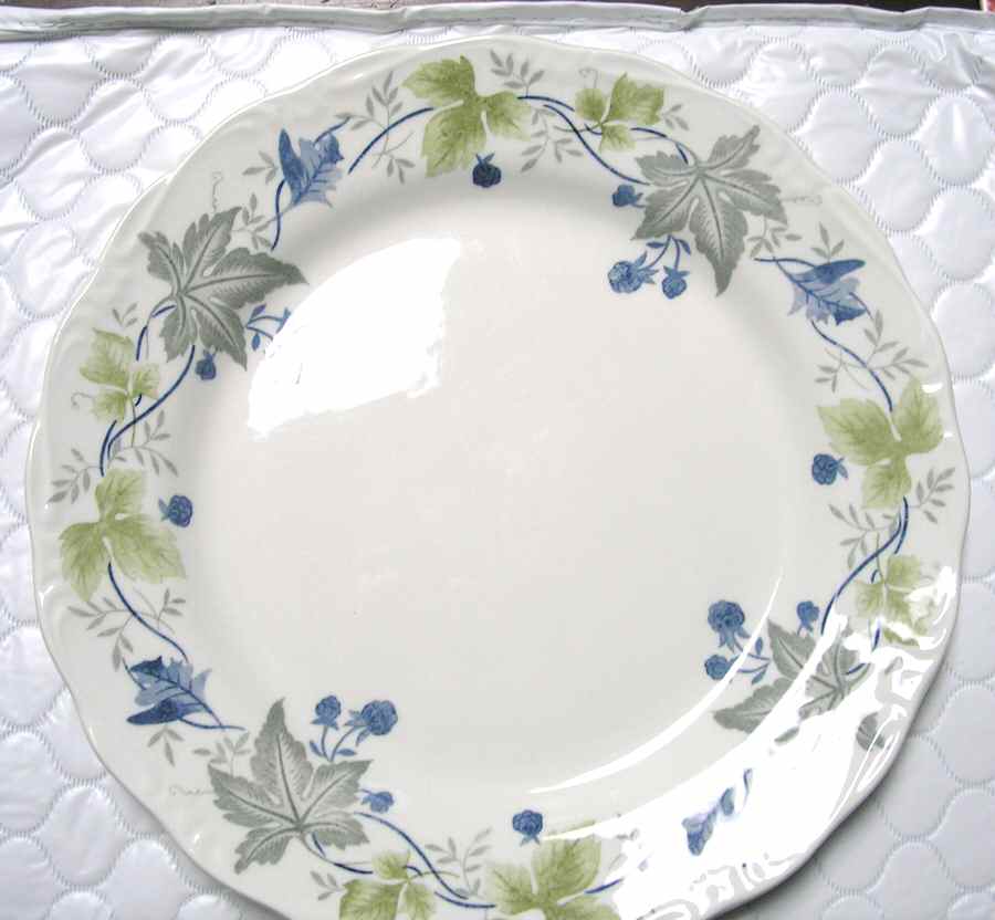 Ivy Leaves Dinner Plate by Nikko-1