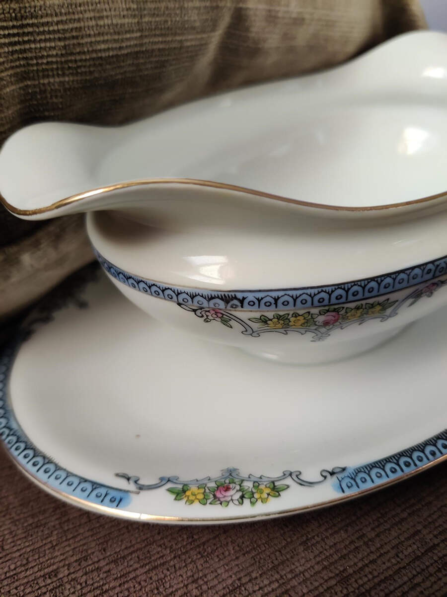 N3881 Gravy Boat with Attached Underplate by Noritake-1