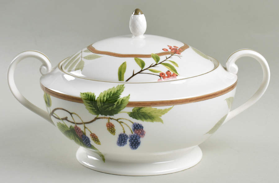 Berries & Brambles 2.75 Qt Round Covered Casserole by Noritake-1