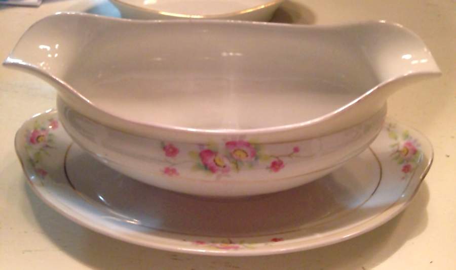 N4224 Gravy Boat with Attached Underplate by Noritake-1