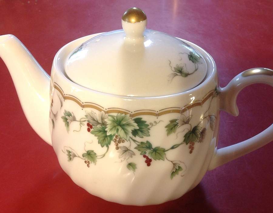 NAR136 Teapot & Lid by Narumi-1