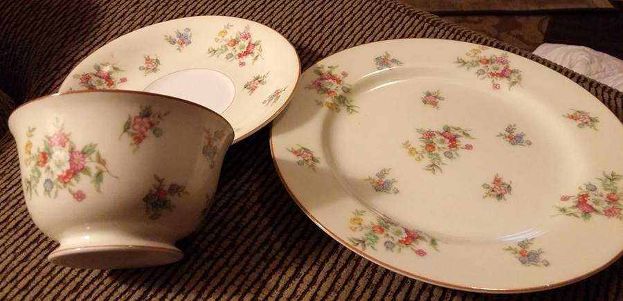 N4527 Footed Cup & Saucer Set by Noritake-1
